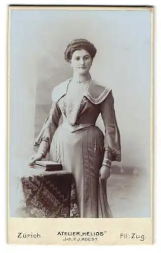 Fotografie Atelier Helios, Zürich, Bahnhofstrasse 60, Damenporträt mit Büchern