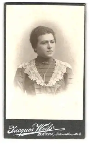 Fotografie Jacques Weiss, Basel, Elisabethenstr. 4, Porträt einer Frau mit Spitzenkragen