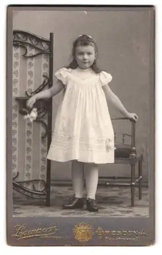 Fotografie Lambert, Dresden, Seestrasse 21, Porträt eines jungen Mädchens in einem weissen Kleid