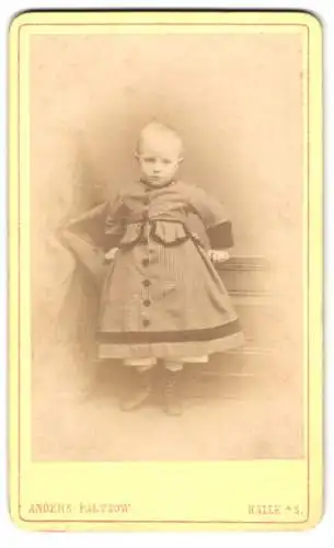 Fotografie Anders Paltzow, Halle a/S, Ein Kind in eleganter Kleidung