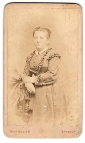 Fotografie Rich. Müller, Dresden, Marienstrasse 26, Frau in elegantem Kleid