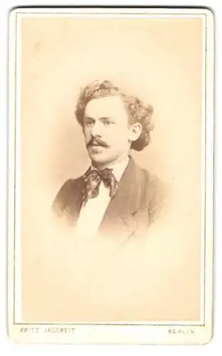 Fotografie Fritz Jacobeit, Berlin, Dorotheenstrasse 85, Porträt eines eleganten Herrn