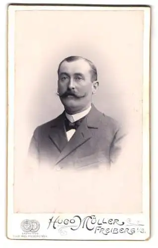 Fotografie Hugo Müller, Freiberg i. S., Fischerstrasse 29, Porträt eines eleganten Herrn