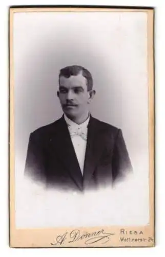 Fotografie A. Donner, Riesa, Wettinerstr. 24, Porträt eines jungen Mannes