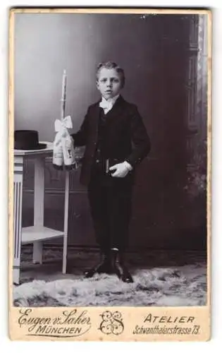 Fotografie Eugen v. Saher, München, Schwanthalerstrasse 73, Junge in Anzug mit Kerze