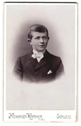 Fotografie Heinrich Körner, Schleiz, Poststrasse 16, Porträt eines jungen Mannes in Anzug