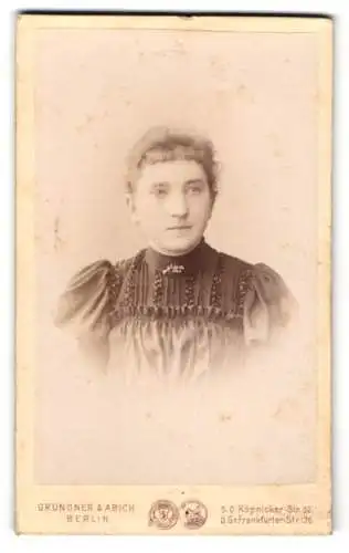 Fotografie Grundner & Abich, Berlin, Köpnicker-Str. 32, Porträt einer jungen Frau
