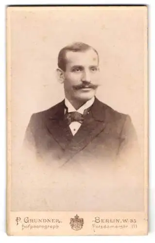 Fotografie P. Grundner, Berlin, Potsdamerstr. 111, Porträt eines eleganten Herrn