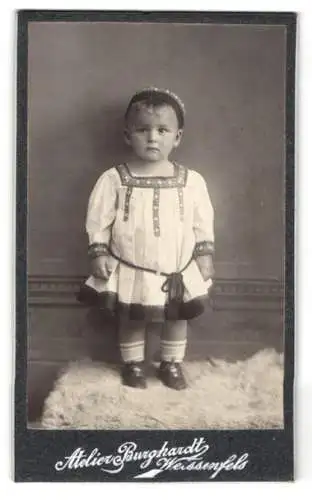 Fotografie Atelier Burghardt, Weissenfels, Kind in traditioneller Kleidung