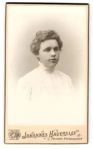 Fotografie Johannes Hauerslev, Kopenhagen, Fælledvej 9, Porträt einer Frau in eleganter Kleidung