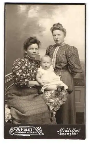 Fotografie M. Holdt, Middelfart, Søndergade, Porträt von zwei Frauen mit Kind