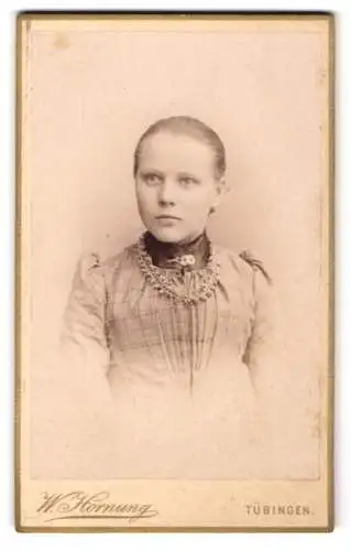 Fotografie W. Hornung, Tübingen, Uhlandstrasse 11, Porträt eines Mädchens