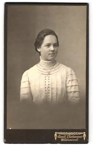Fotografie Emil Listenow, Wädenswil, Portrait einer Frau in feinem Kleid