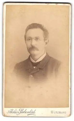 Fotografie Atelier Siebenlist, Würzburg, Ecke der Kroatengasse, Porträt eines Mannes mit Brille