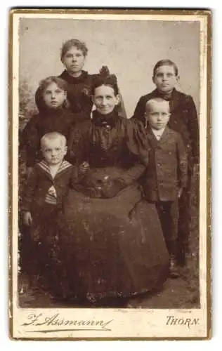 Fotografie F. Assmann, Thorn, Brücken-Str. 15, Gruppenportrait mit älterer Dame und Kindern