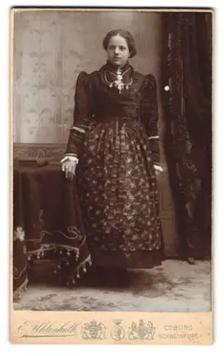 Fotografie E. Uhlenhuth, Coburg, Am Albertplatz, Elegante Dame im traditionellen Kleid