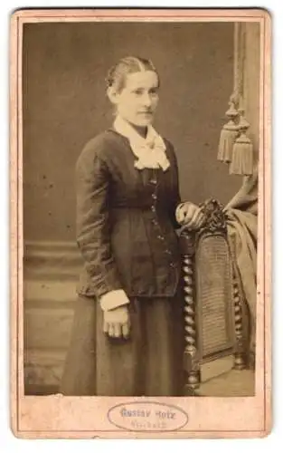 Fotografie Gustav Holz, Stockach, Frau im eleganten Kleid mit Stuhl