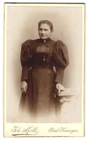 Fotografie Joh. Kolb, Bad Kissingen, Frau in elegantem Kleid mit üppigen Ärmeln