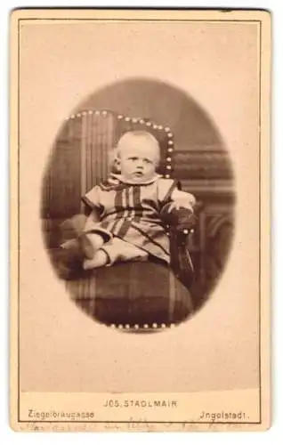 Fotografie Jos. Stadlmair, Ingolstadt, Ziegelbräugasse, Porträt eines kleinen Kindes