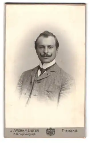 Fotografie J. Werkmeister, Freising, Amtsgerichtstr. 445, Portrait eines eleganten Herrn