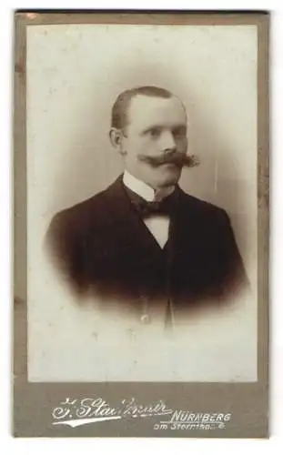 Fotografie J. Stadlmair, Nürnberg, Am Sterntor, Porträt eines Herrn mit markantem Schnurrbart