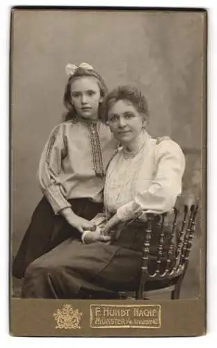 Fotografie F. Hundt, Münster, Kreuzstrasse 42, Porträt einer Frau mit Mädchen