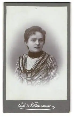 Fotografie Ed. Naumann, Meerane i. S., Augustus-Str. 33, Porträt einer jungen Frau