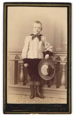 Fotografie Carl Drechsler, Rosenheim, Heiliggeiststrasse 16 1/2, Porträt eines Jungen mit Strohhut