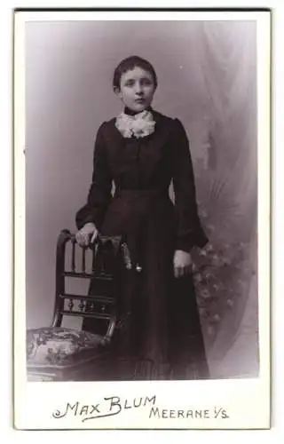 Fotografie Max Blum, Meerane i. S., Poststrasse 59, Portrait einer jungen Frau mit Stuhl