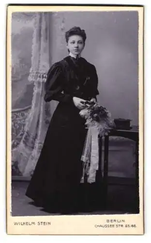 Fotografie Wilhelm Stein, Berlin, Chausseestr. 65/66, Elegante Dame mit Blumenstrauss