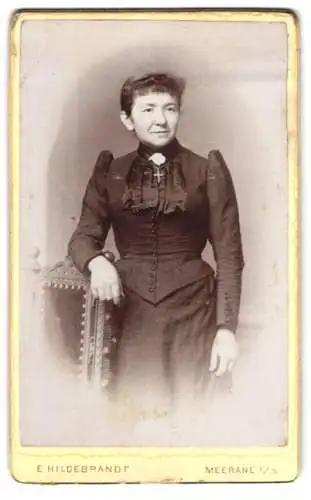 Fotografie E. Hildebrandt, Meerane i. S., Obere Mühlgasse, Dame in schwarzem Kleid