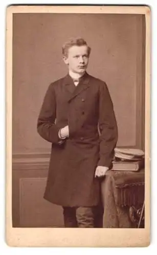 Fotografie Teich Hanfstaengl, Dresden, Eleganter junger Mann in formellem Anzug
