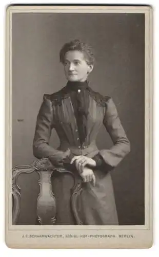 Fotografie J.C. Schaarwächter, Berlin, Leipziger Str. 130, Porträt einer eleganten Dame