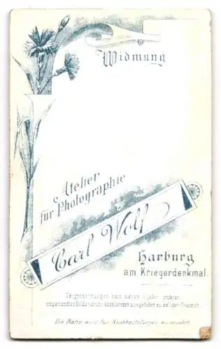 Fotografie Carl Wolf, Harburg, Am Kriegerdenkmal, Porträt eines Mannes mit Bart und Fliege