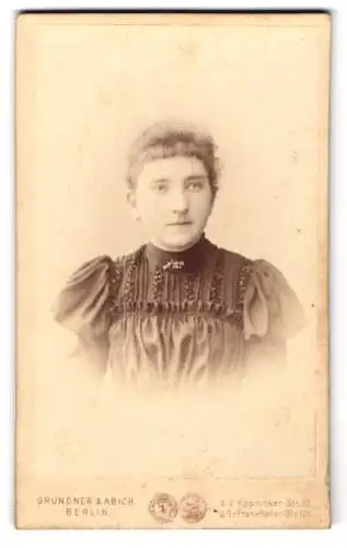 Fotografie Grundner & Abich, Berlin, Köpnicker-Str. 62, Porträt einer Frau