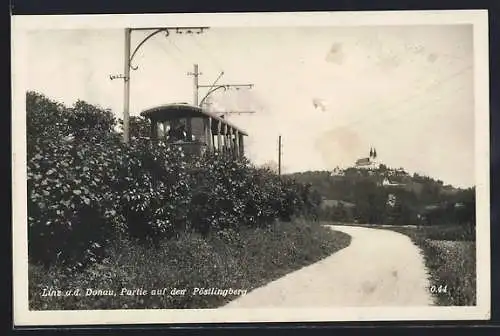 AK Linz a. d. Donau, Strassenpartie auf dem Pöstlingberg mit Bergbahn