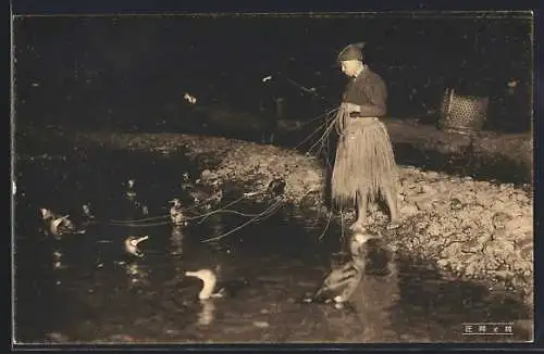 AK Japaner mit Bastrock beim Fangen von Enten am Wasser