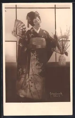 Foto-AK Junge tanzende Geisha mit Fächer