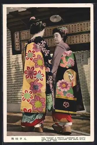 AK Kyoto, Maiko, Zwei Geishas vor einem Geschäft