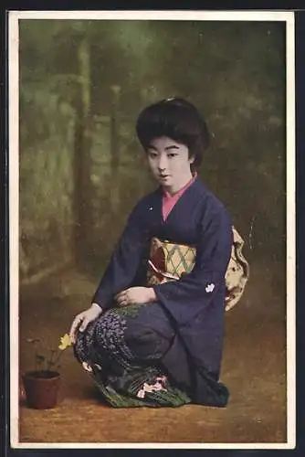 AK Japanerin in Kimono mit Topfpflanze
