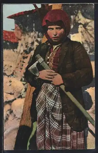 AK Salonique, Griechin mit einer Hacke