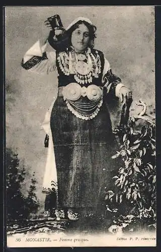 AK Monastir, Femme greque, Griechin mit Krug