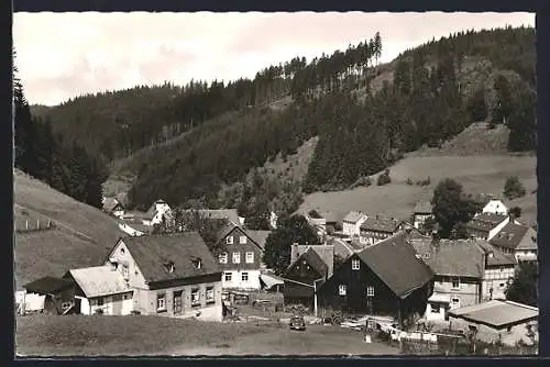 AK Dürrenwaid im Frankenwald, Ortsansicht mit Berglandschaft