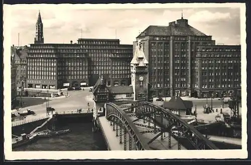 AK Hamburg-Kontorhausviertel, Das Chilehaus am Wasser mit Brücke