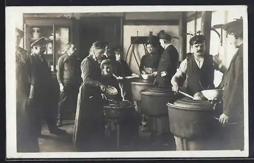 Foto-AK Menschen in einer Suppenküche