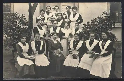 Foto-AK Dienstmädchen mit Kaffeemühle