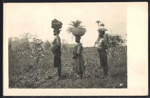 AK Bakwirifrauen zum Marktplatz gehend, afrikanische Volkstypen