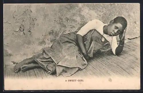 AK Afrikanisches Mädchen liegt auf einer Matte, afrikanische Volkstypen
