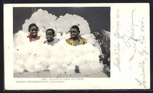 AK Drei afrikanische Jungen in Wattebäuschen, afrikanische Volkstypen