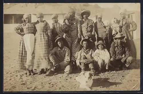 Foto-AK Gruppe von Afrikanern, afrikanische Volkstypen